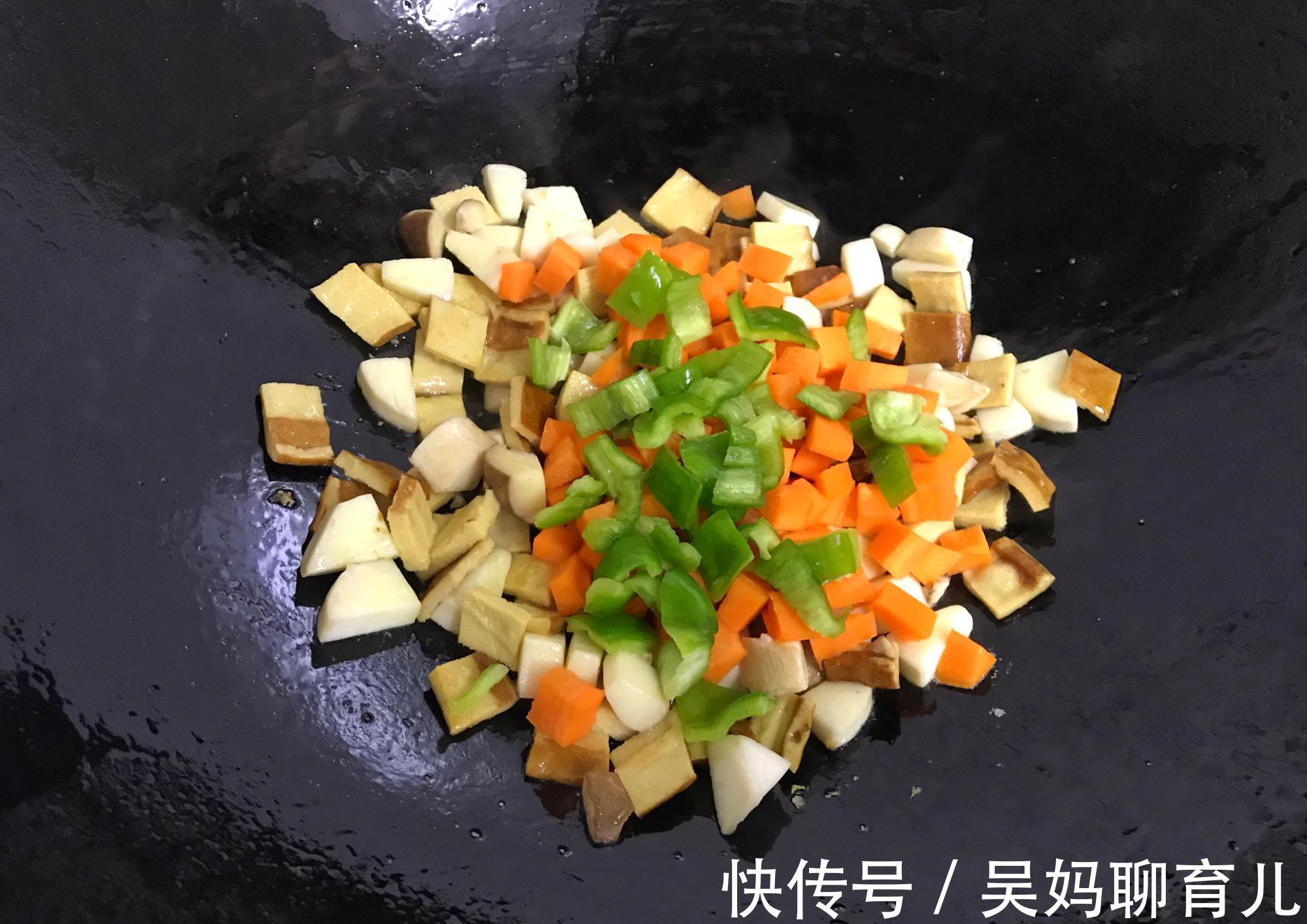 杏鲍菇|夏天易出汗,可多吃此菜,4种食材一起炒,解暑开胃,没肉也下饭