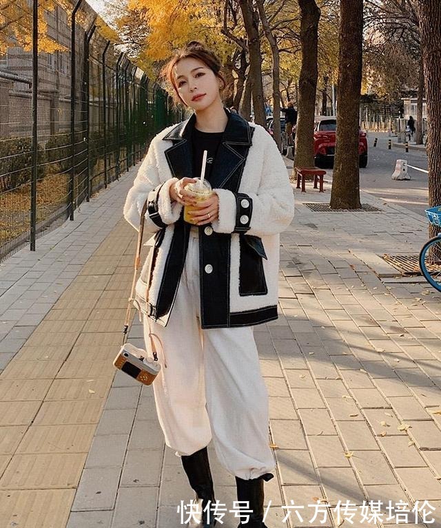 羽绒服|羽绒服穿腻了?试试这件短款羊羔毛外套,配这3种下装,更时髦!