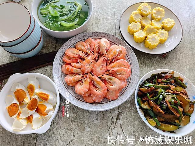 晒我家午餐，天气再热不将就，汤品菜肴丰富味美，七天不重样