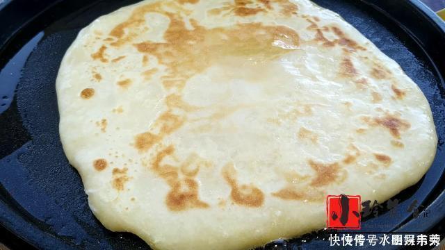 烙饼为什么发干发硬大多人以为用开水烫面，抹很多油，其实都错