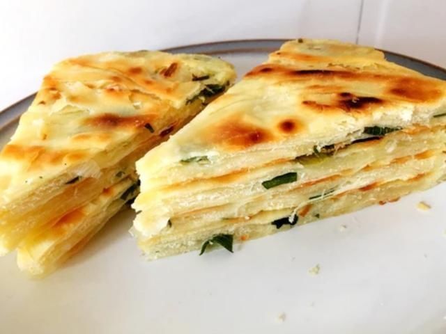 爸爸爱吃的葱花油饼,用时十分钟,成本不足五块钱好吃不油腻