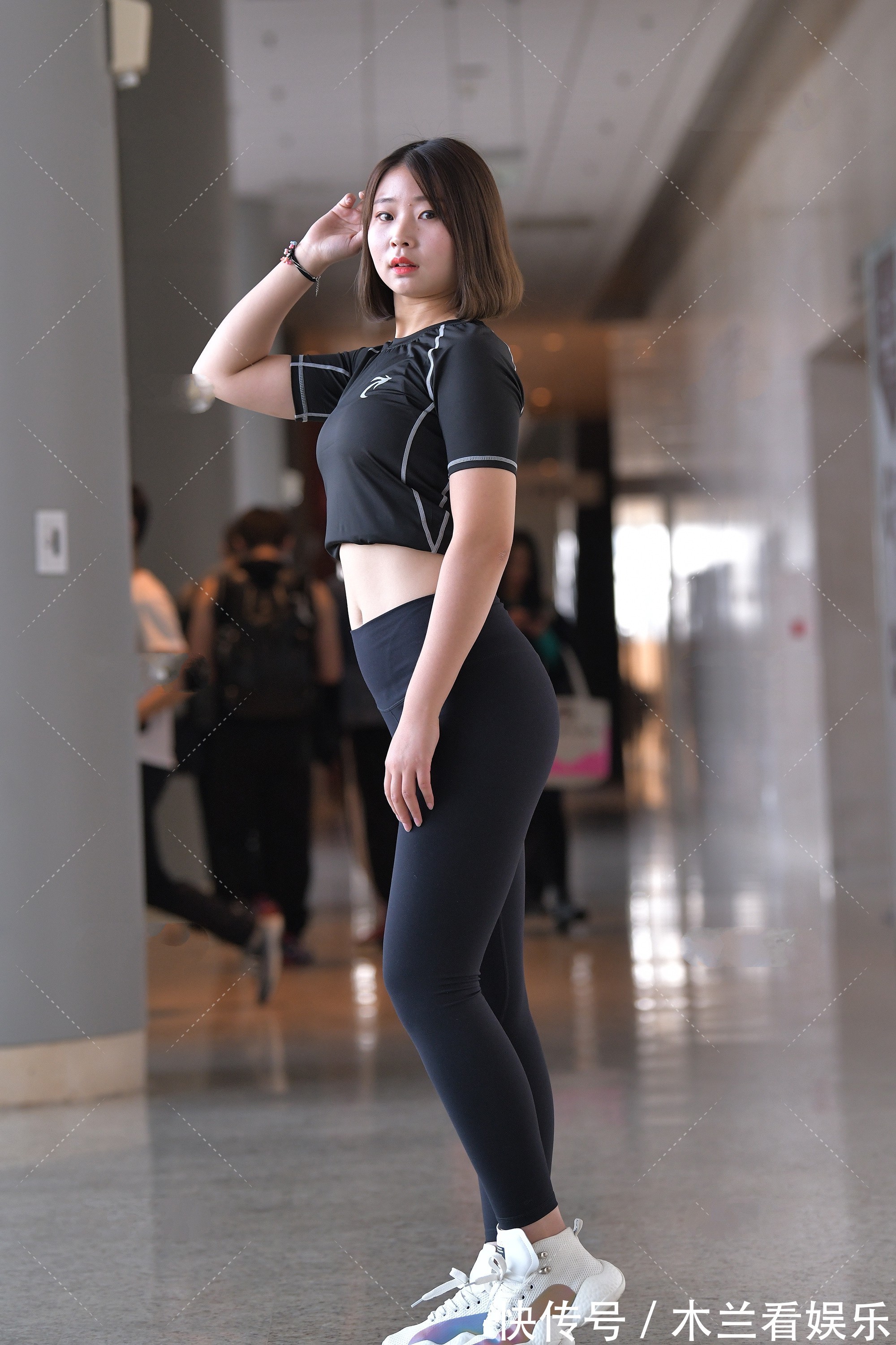 健美裤 运动短袖搭配黑色健美裤,青春有活力,减龄又时尚