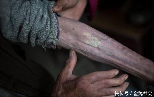 割肉|深山高僧63年不吃油盐,一佛衣穿了43年,曾割肉救母感动世人