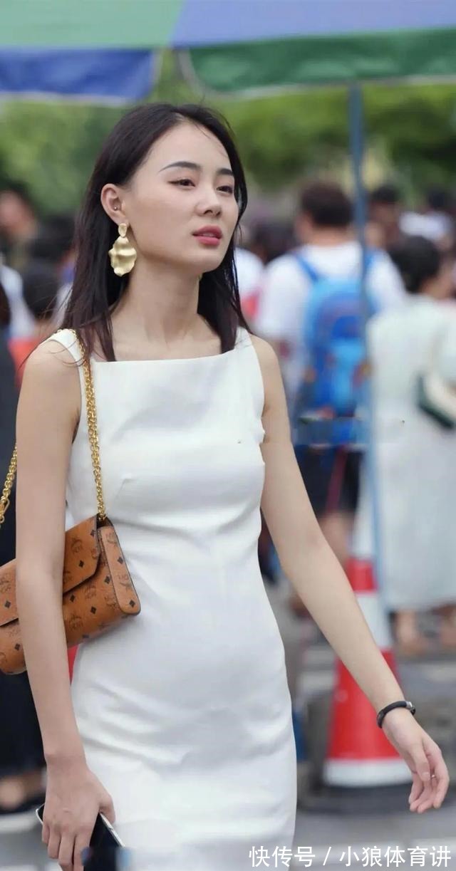 连衣裙 想要穿出仙气十足的女神范,一袭白色连衣裙亮相,高级又漂亮!