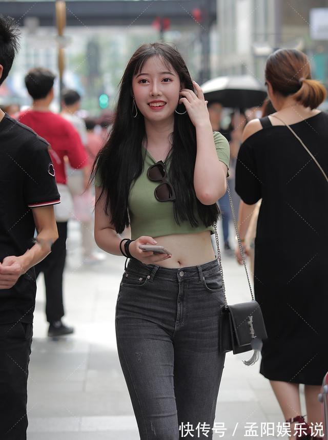 打底裤 绿色露脐短袖上衣搭配黑色打底裤,时尚搭配,阳光清新有活力