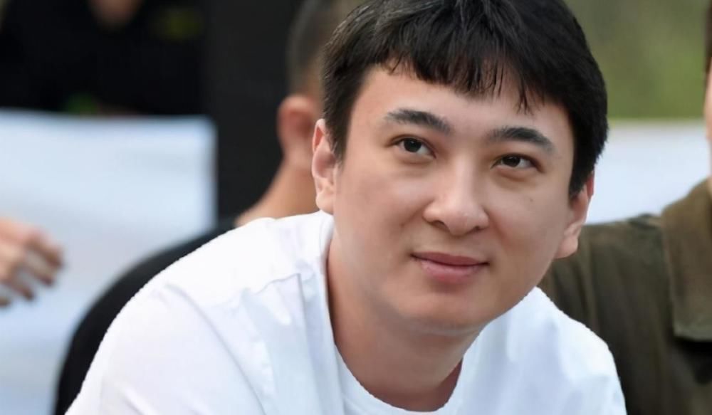 王思聪约会名媛，开百瓶黑桃A，消费上百万，酒吧是他开的？