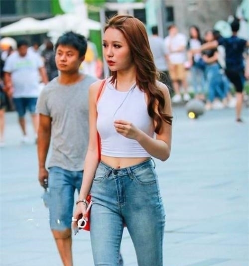 街拍柔美娇俏的小姐姐,秀出青春活力范,笑容甜美可爱