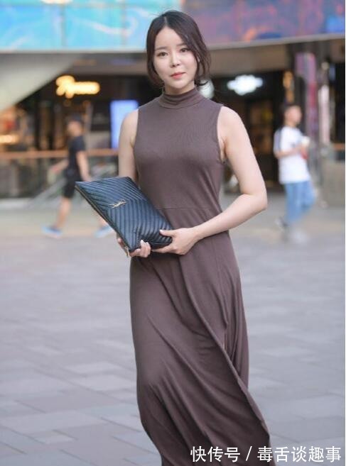 小姐姐|美女搭配灰色露肩连衣裙,美得令人惊艳,帅气时髦