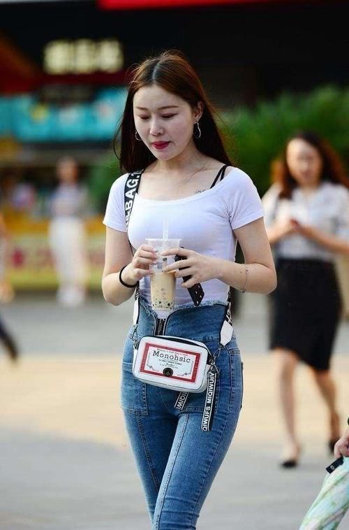 撩人 穿着紧身牛仔裤的小姐姐,简单自然又撩人,展现臀部曲线