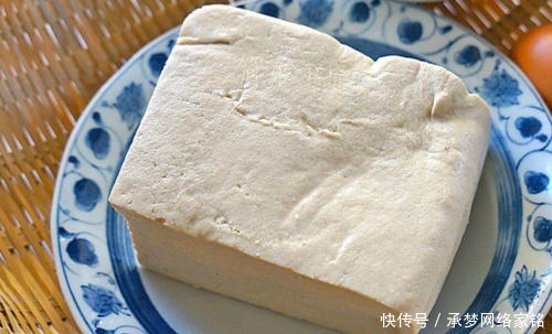 在家做冻豆腐，必须要记住一点“先蒸后冻”，蜂窝大不粘连！