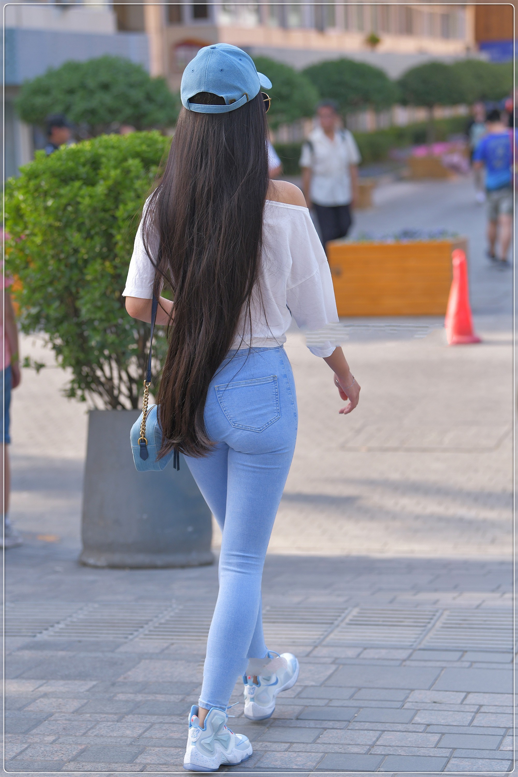 白色斜肩上衣搭配浅蓝薄牛仔，青春时尚，活力十足