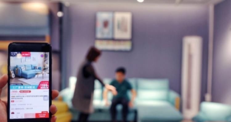 南康|他从破烂的家具小作坊做起，如今收入过亿，就是抓住了一个小机会