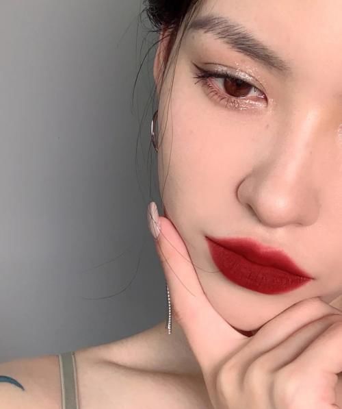 小颜|黄皮女人别总涂“红棕色”,这几支“玫瑰色”照样显白