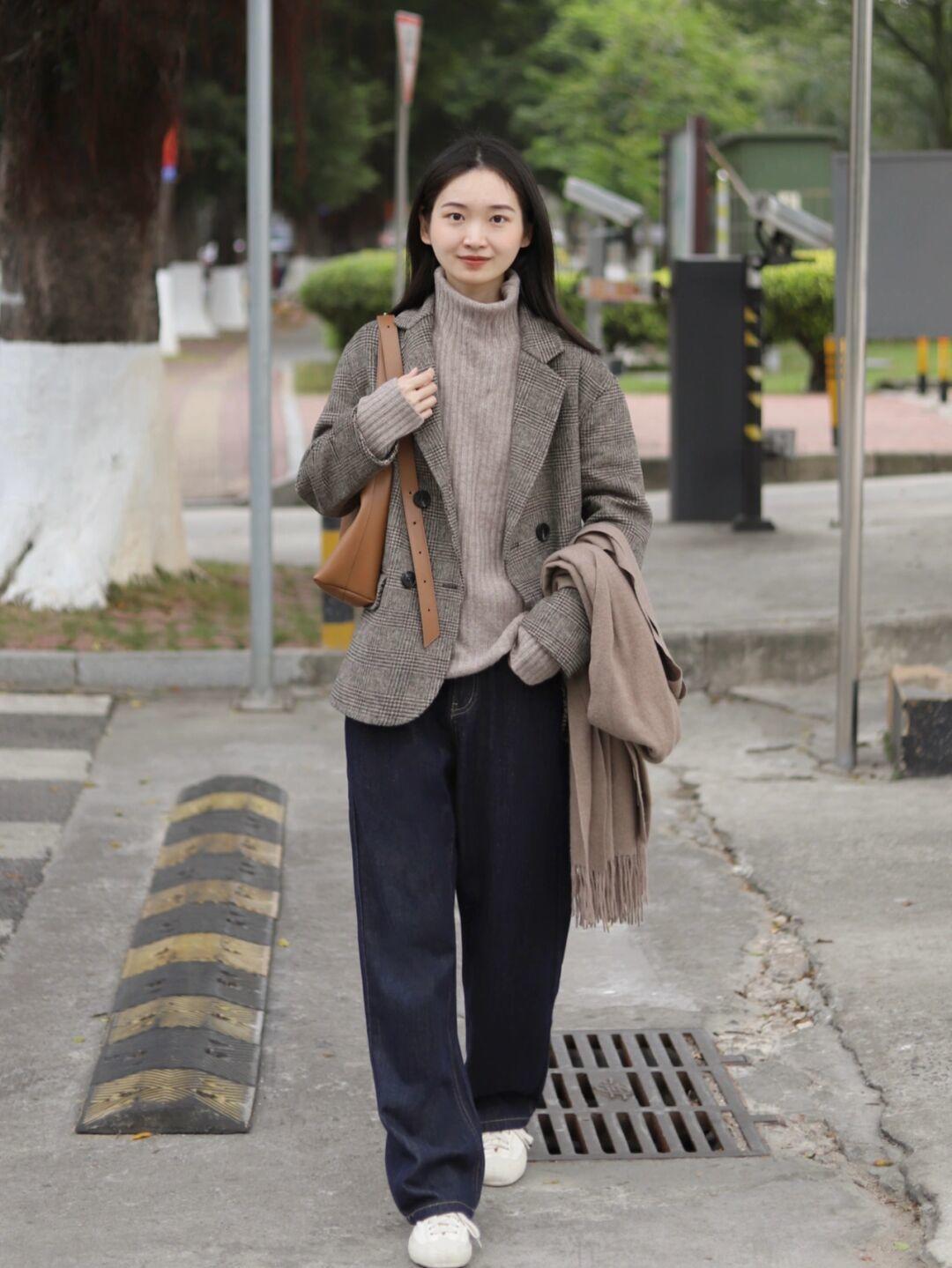 毛衣|冬天打底衫怎样选?一件红色针织衫+白色牛仔裤,休闲又显气色!