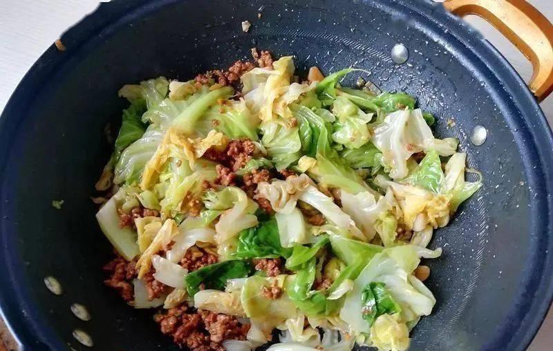 包菜焯水|包菜换种做法,比手撕包菜还香,又香又下饭!美味可口,非常美味