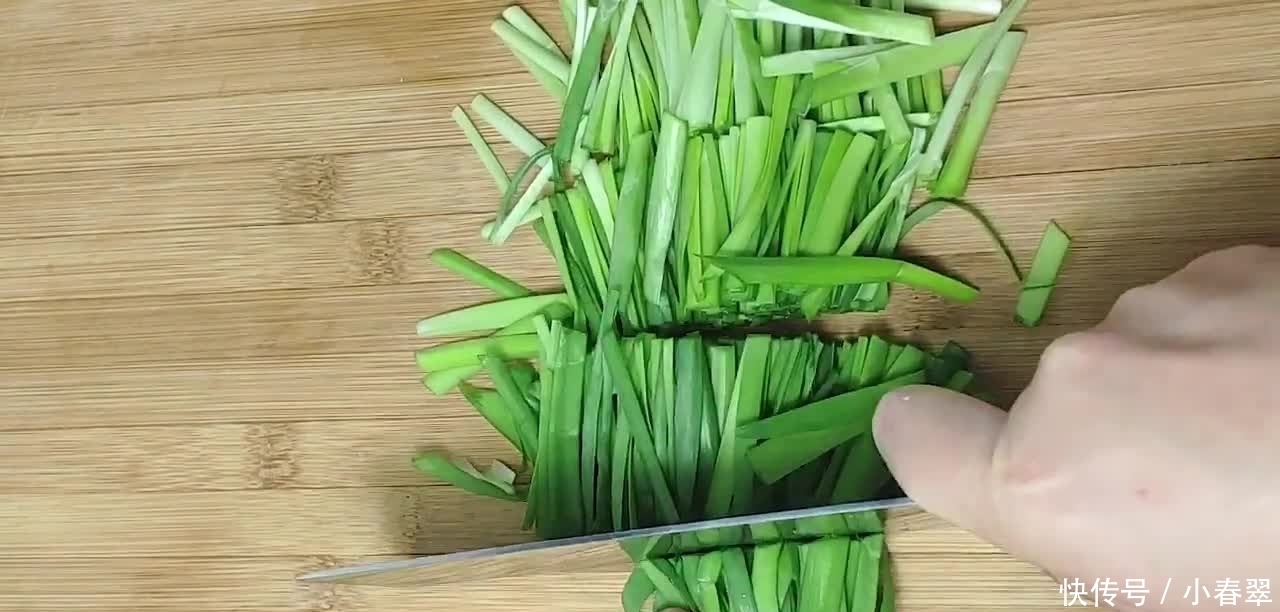 韭菜烧豆腐，媳妇的拿手家常菜，清香味美百吃不厌，春节过后吃！