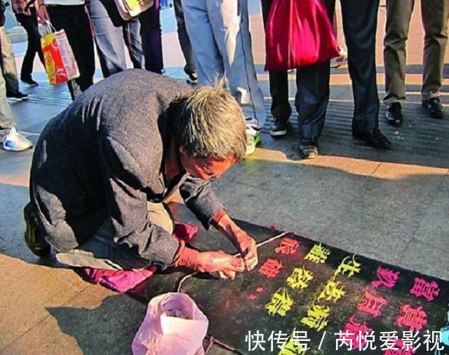 王海潮!有尊严的乞丐崔显仁:苦练10年粉笔字,从乞丐摇身变成千万富翁