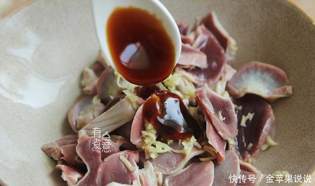 炒鸡胗,先焯水还是直接炒都错了,用它泡一泡,鸡胗鲜嫩无异味