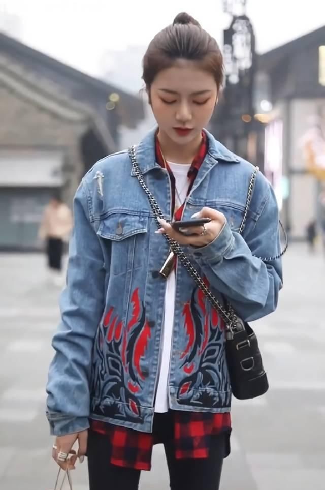 街拍美女：小姐姐这紧身裤时髦了，秀出了她纤细的双腿