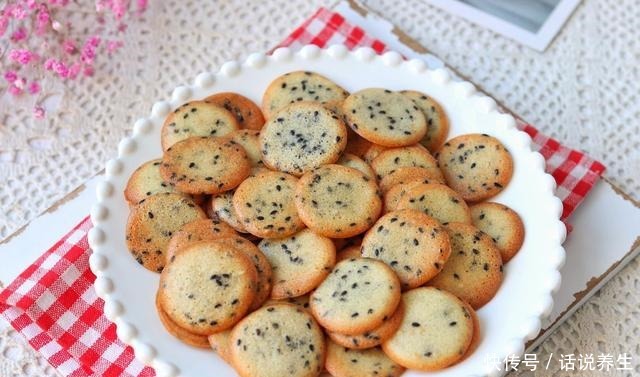 这零食用鸡蛋和面粉就能做,清香酥脆,搅一搅,烤熟就能吃,简单