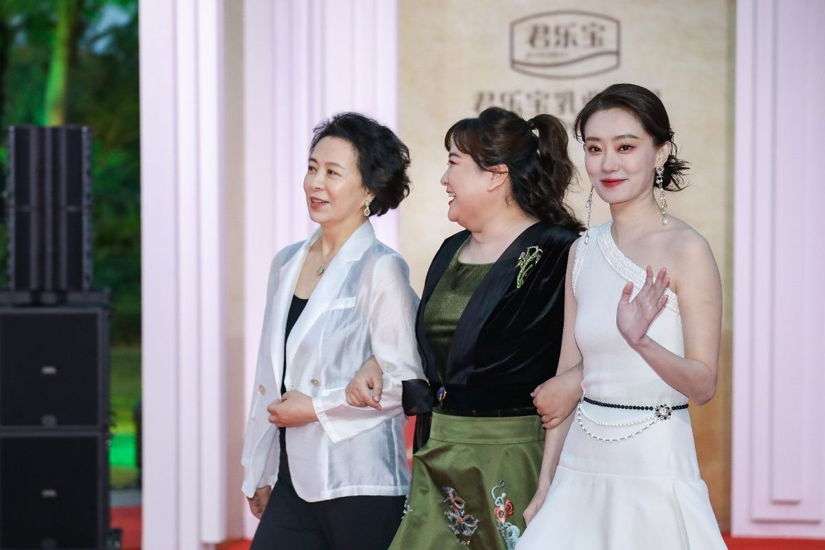 星光閃耀 照亮鷺島！ 明星大咖紛紛登場(chǎng)第34屆中國(guó)金雞百花電影節(jié)閉幕紅毯