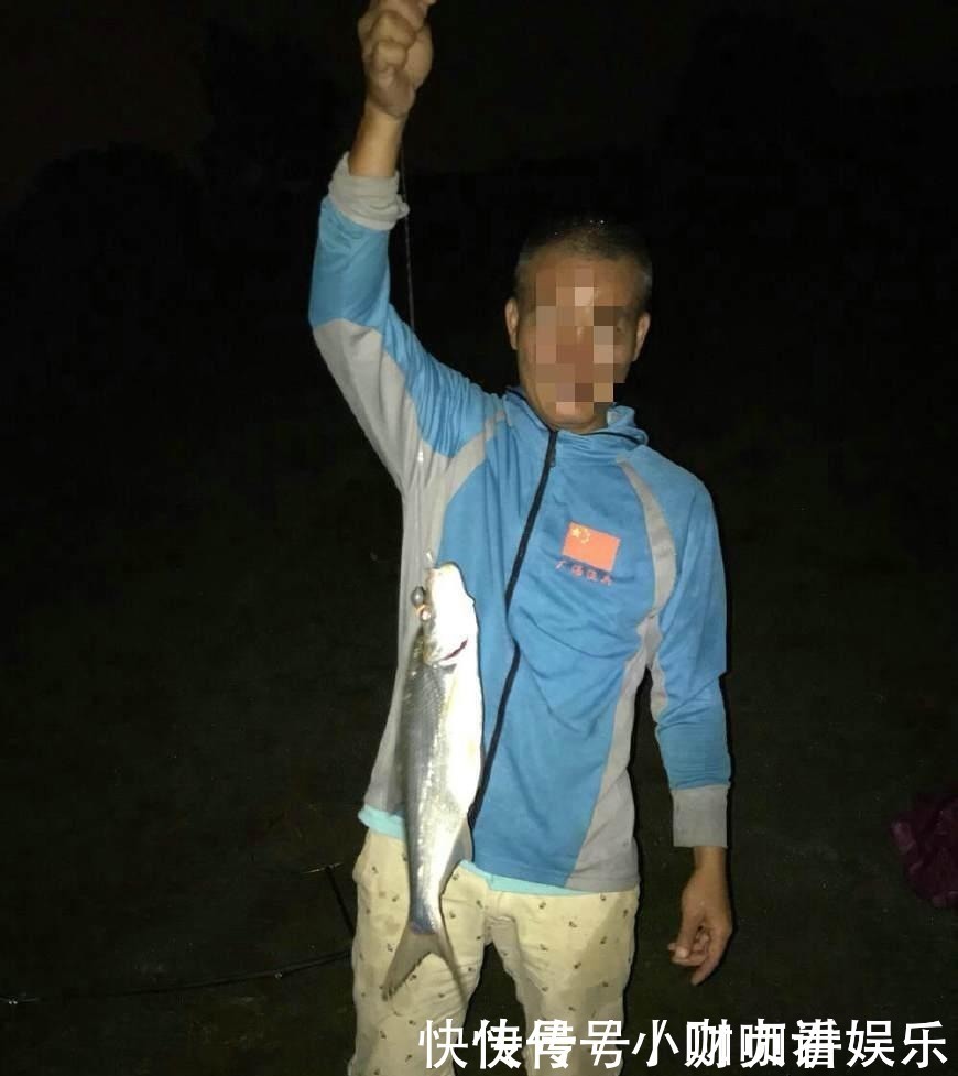 夜钓长江,钓起一条三斤多怪鱼,有老渔民认识