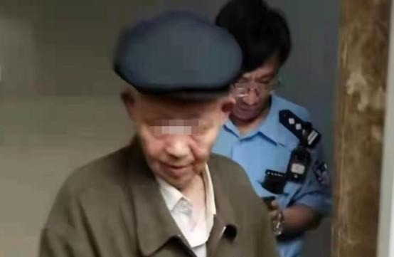 坏人|女孩在电梯里遇到“坏爷爷”,神走位躲开咸猪手,父母教育是关键