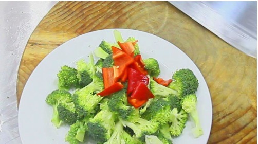 黑木耳|西兰花拌黑木耳,厨师长分享凉拌菜技巧,清淡少油,家常实用