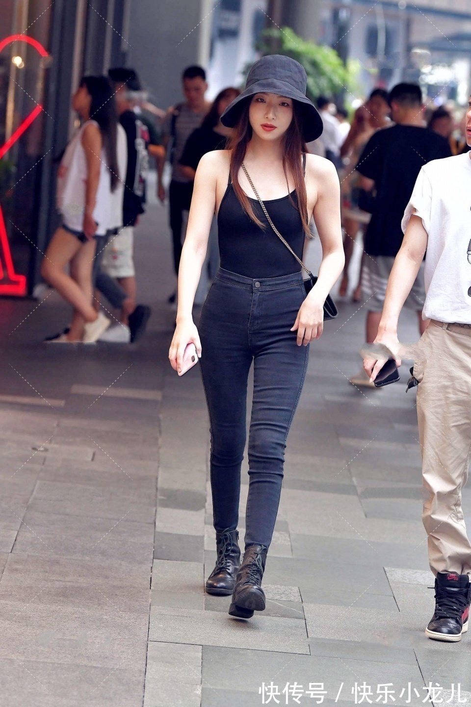 穿搭 果然是回眸一笑百媚生,看上去很有运动气息,想追求她有机会吗?