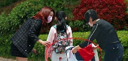 初潮|小女孩走路时来“初潮”,裤子脏了不知所措,路人的举动很暖心