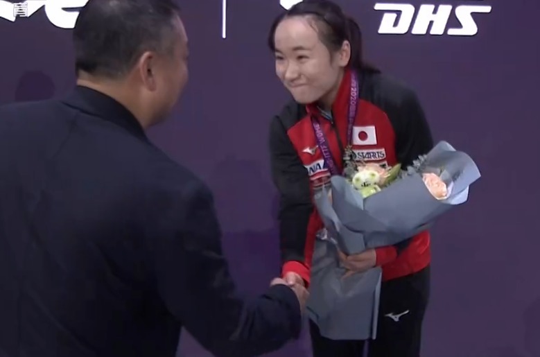 刘国梁|伊藤美诚在领奖台疯狂抢戏!获刘国梁主动颁奖,秒变迷妹笑开花