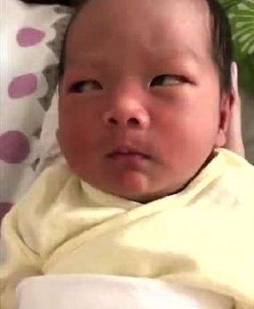 顺产|新生儿手拽避孕环顺产出生,我命由我不由天,谁也阻挡不了我来这个世界