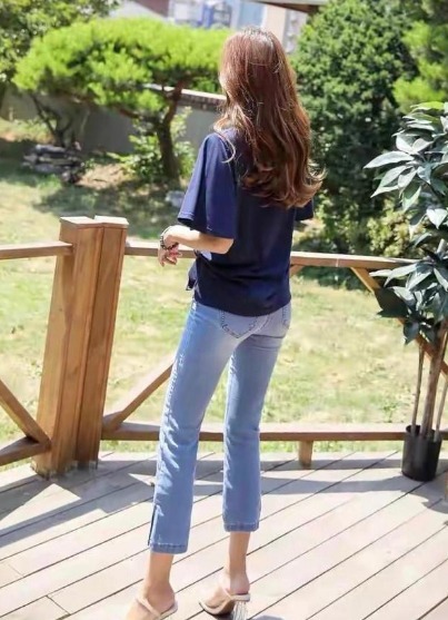 紧身牛仔裤穿起来不仅舒适透气,还能凸显女性优美的身体曲线