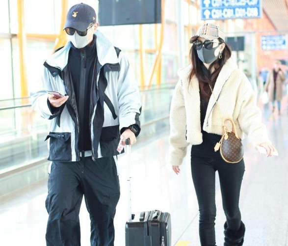 被嘲靠老婆成名出圈，扬言有资本才能靠，后来一手烂牌终于成王炸