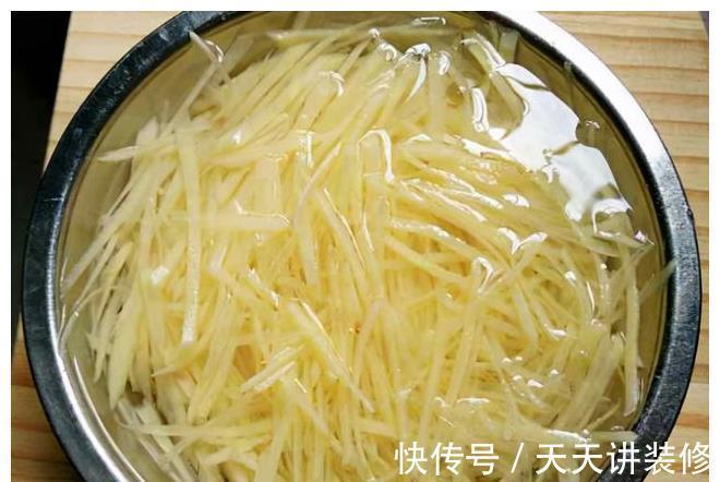 醋溜土豆丝|炒土豆丝,什么时候放醋是关键,很多人搞错,难怪土豆不脆还粘锅