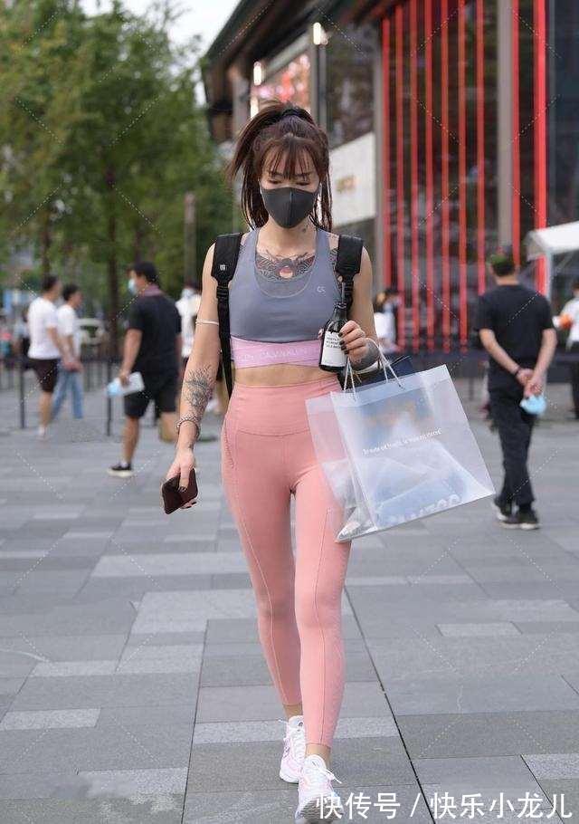 身材 高挑身材的打底裤美女,看上去年轻有活力,优雅浪漫