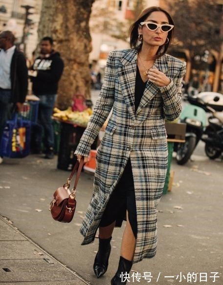 式样 今年火了一种穿搭,叫“大衣+裸靴”,优雅大气,早春穿正合适!