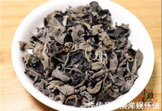 泡木耳，用冷水还是热水都不对，教你一招，1分钟泡发又大又软