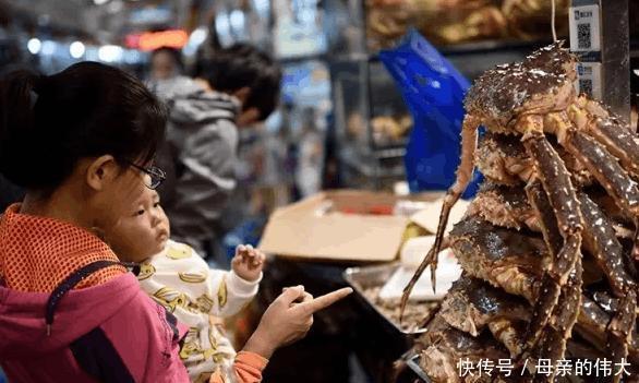 哭笑不得|5个月男婴被落在菜市场，3个小时竟无人认领，原因让人哭笑不得