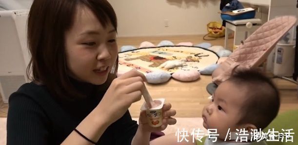 小脸|姐姐将冰激凌搅一搅就给妹妹,可怜的妹妹小脸都要挤到一起了