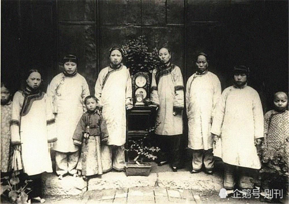 老照片|清朝人家庭老照片，富家太太高端聚会，夫妻合影感觉很般配