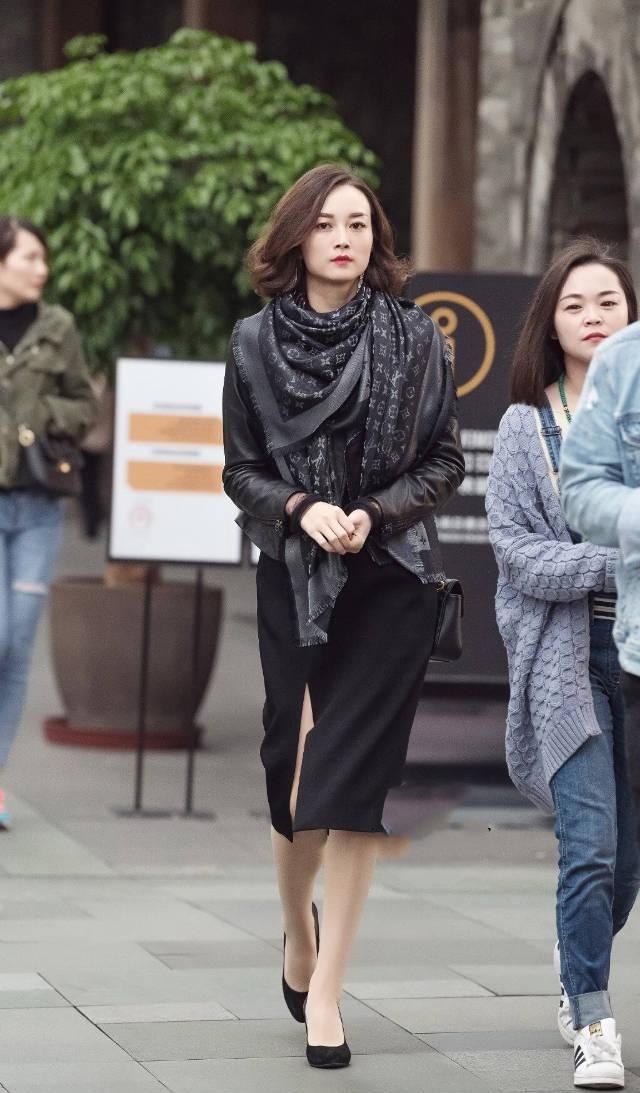 路人街拍，小姐姐搭配黑色上衣，妩媚动人，风情万种