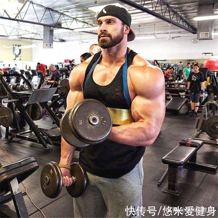 小力王|身高191公分的肌肉男，被誉为“健身界的小力王”，手臂力量强大