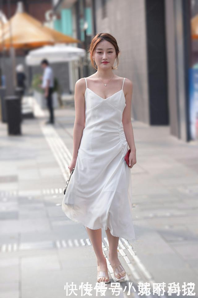 街拍白天鹅般的打扮,走在大街上到哪都显眼,但肤色一定要棒