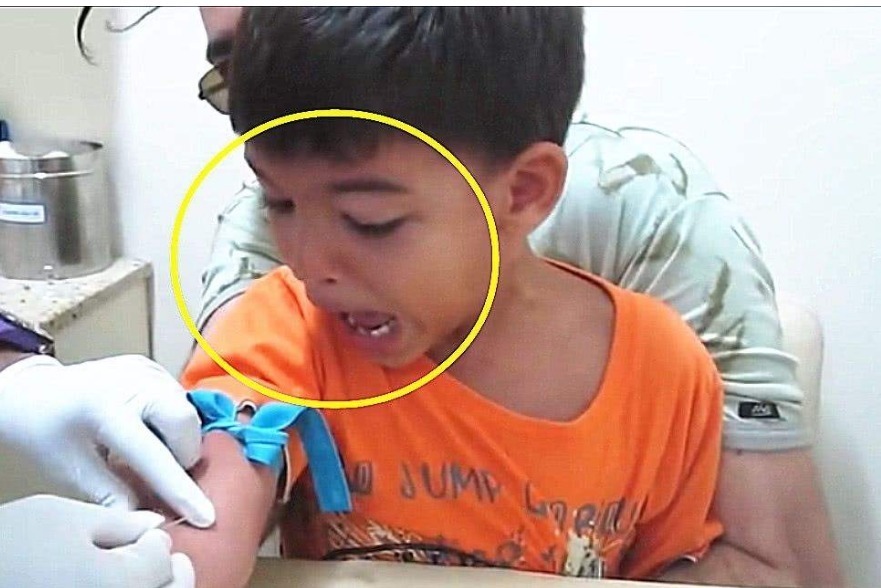 宝宝|2岁萌娃挂点滴“溜爹”,医生在一边都看懵了,宝宝:爸,跟上