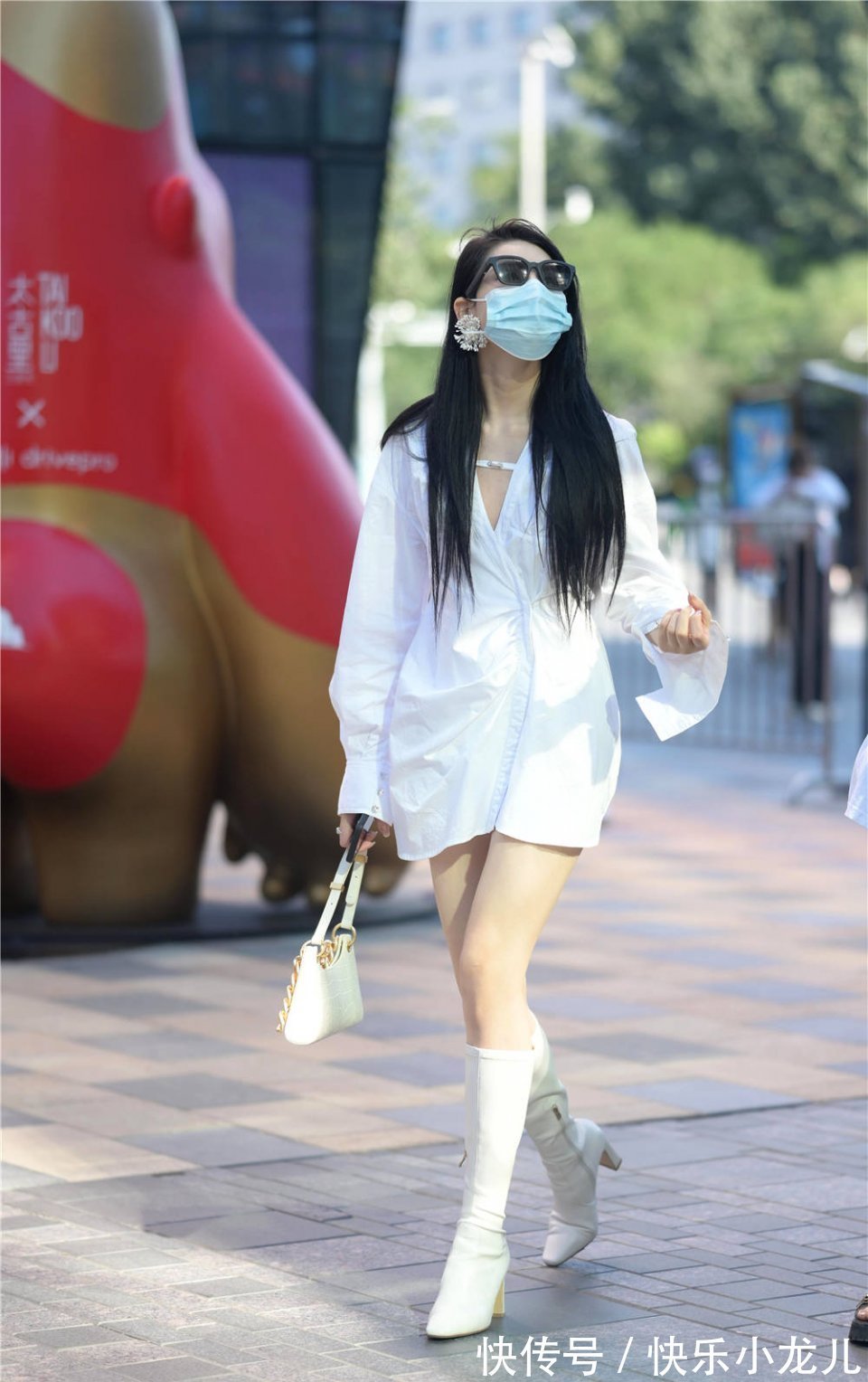 中秋 中秋时节的长靴搭配,不过膝的款式,也可以搭配出精致的时尚感觉