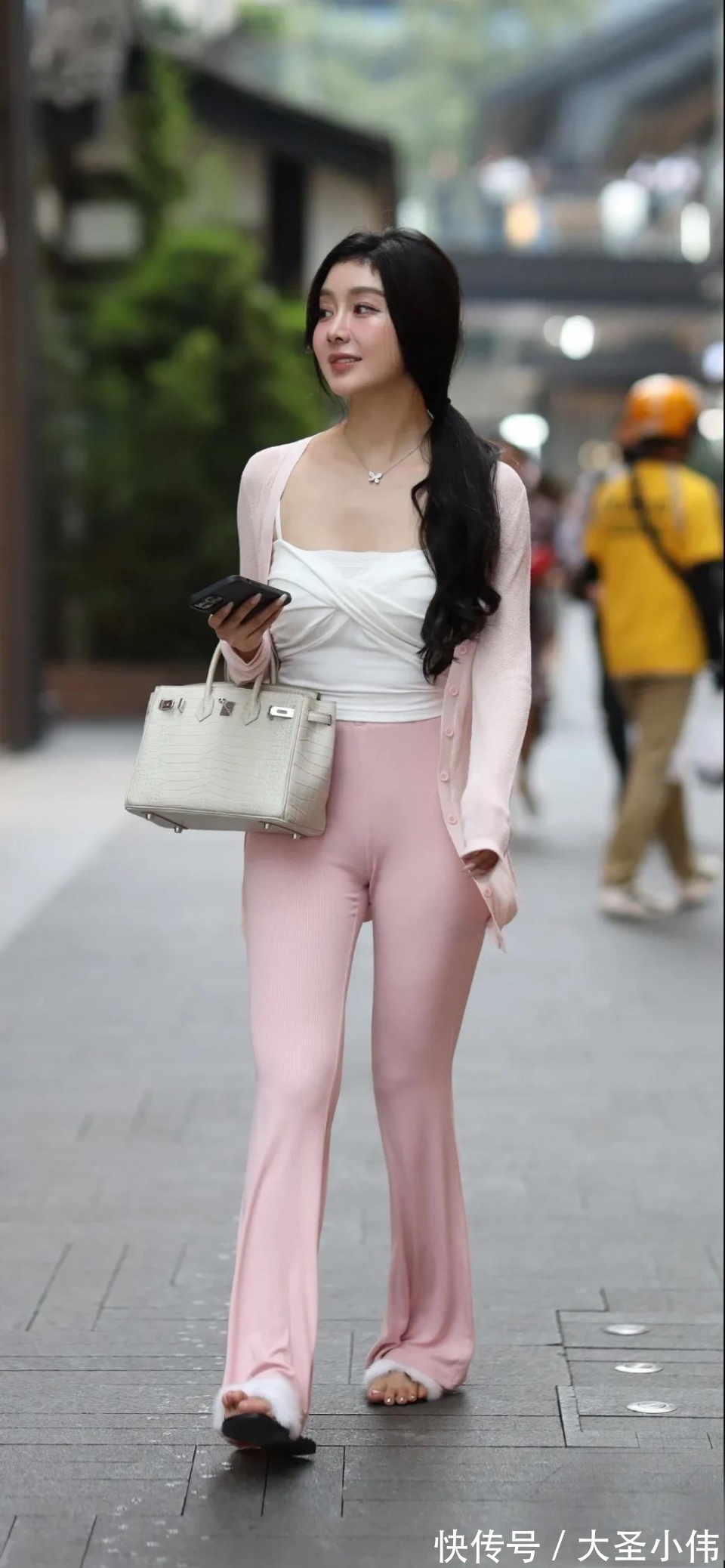 开衫|美女街拍:淡淡的粉色开衫配粉色直筒裤,穿出了秋季的温馨,优雅清新又甜美