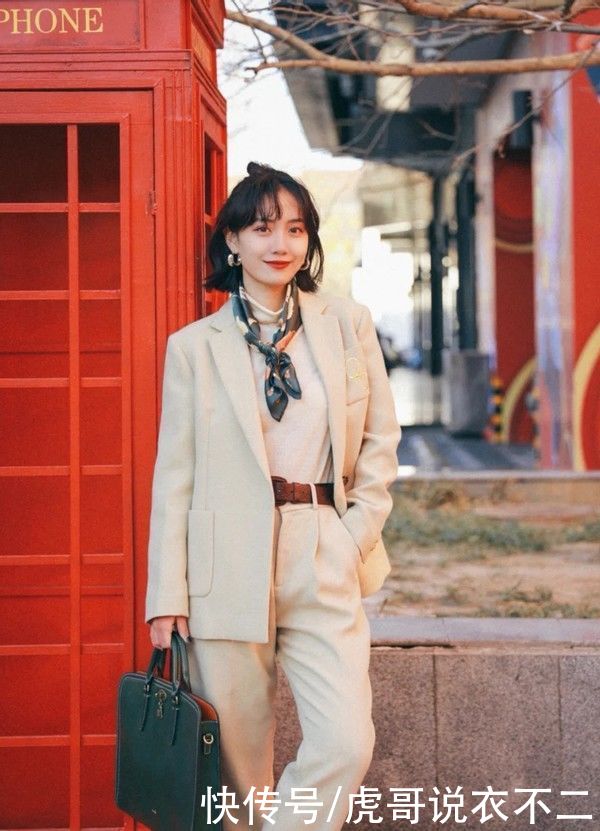 觉得穿搭太单调？一根“丝巾”就解决，这些小心机太亮眼了