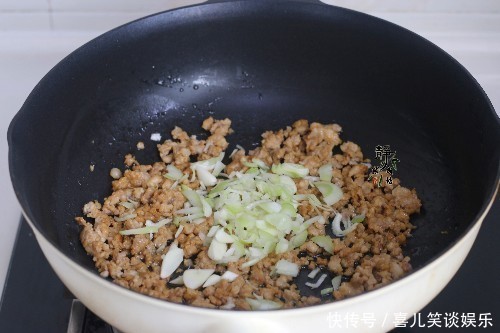  家常|下饭菜肉末炒粉条的家常做法，照着做，粉条不坨也不粘锅，倍儿香