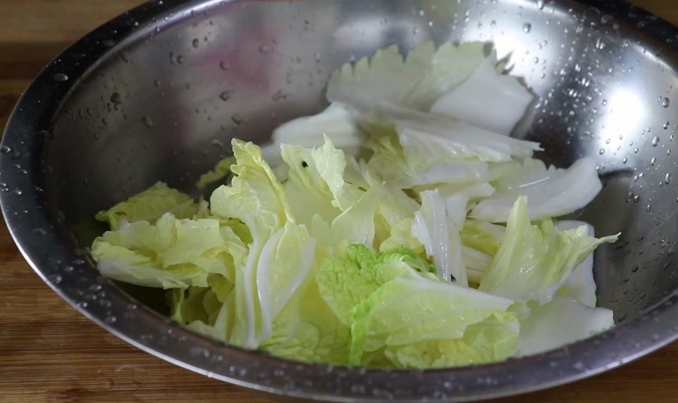 白菜怎么炒好吃,简单家常的做法,我家一周吃6次,上桌就光盘